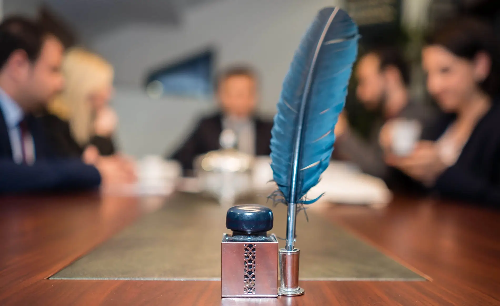 Advogados criminalistas em seu escritório, concentrado, analisando documentos de um processo.